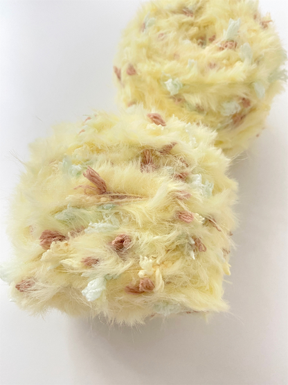 Close-up_texture_of_Butter_Cookie_fancy_yarn